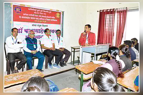 यूट्यूबद्वारे करिअर संधींवर
जाधव महाविद्यालयात मार्गदर्शन