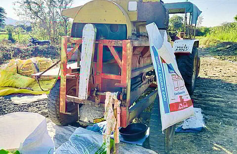 विंग मळणी यंत्राजवळ काम करताना काळजी घ्या वेगळा विषय