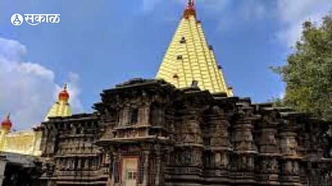 Devotees and vehicles crowd n