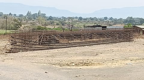 पिंपोडे बुद्रुक पुलाचे काम रखडले