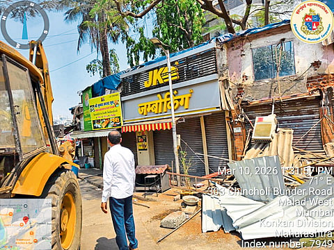 गोरेगावमध्ये महापालिकेचा हातोडा; एस. व्ही. रोडवरील १३ अनधिकृत दुकानांवर कारवाई
