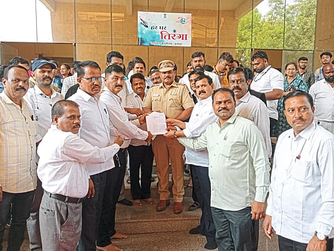 इंदापुरात महसूल कर्मचाऱ्यांचे ''लेखणी बंद''