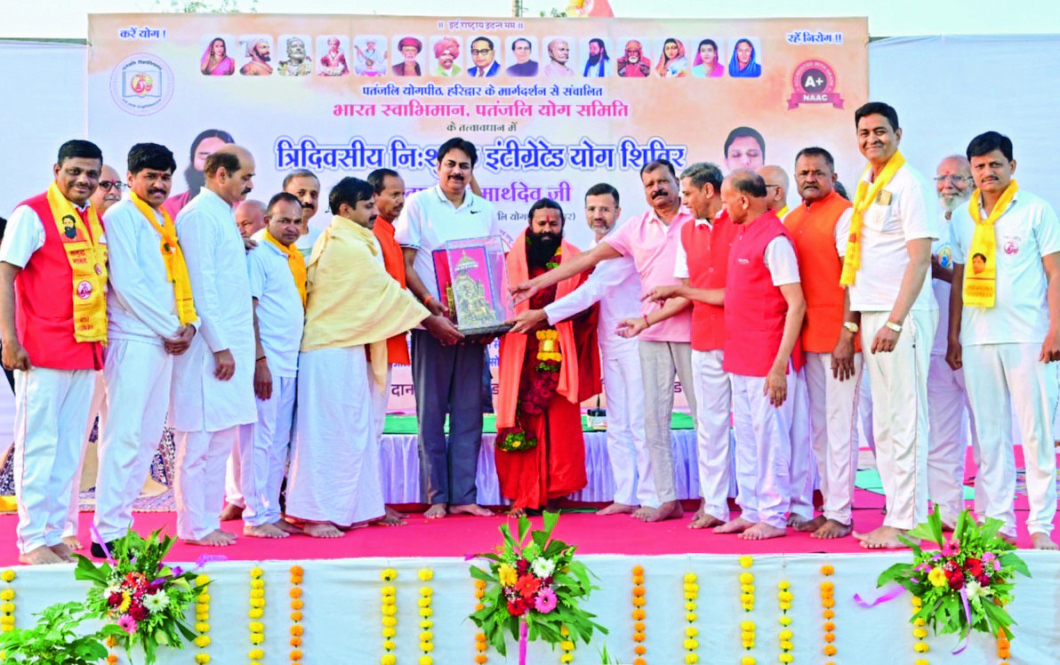 इंदापूरमध्ये भल्या पहाटे योगमय वातावरण