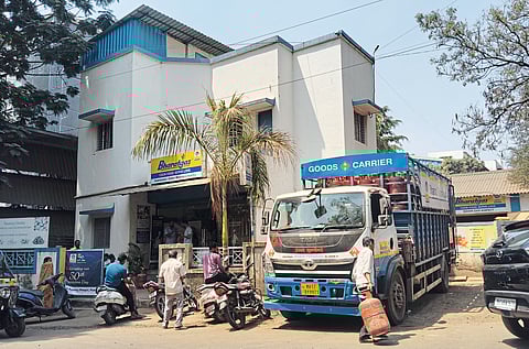 गॅस सिलिंडरसाठी रांगा, वाद अन् संघर्ष