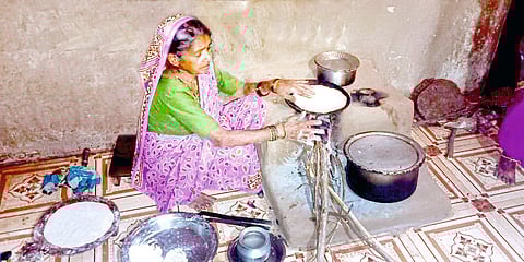 गॅस दरवाढीमुळे चुली पुन्हा पेटल्या