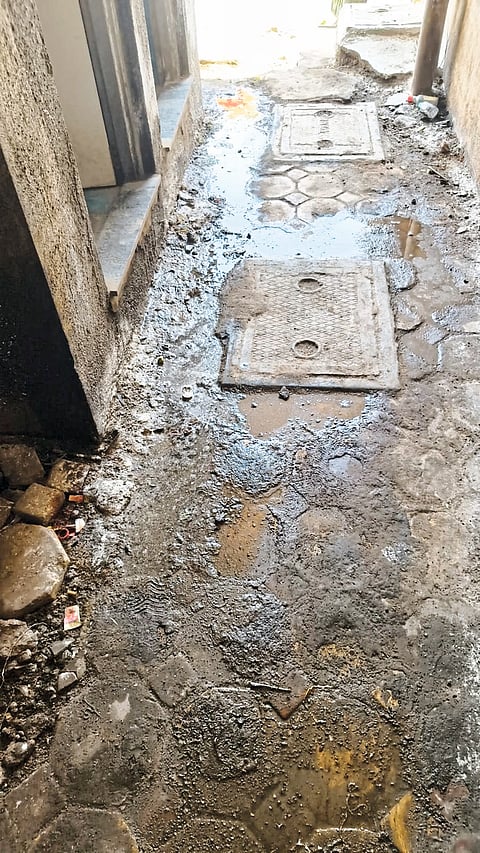 मंचर नगरपंचायत इमारतीच्या स्वच्छतागृहांची दुरवस्था