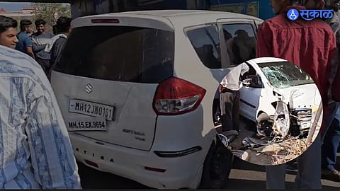 Jalgaon मुंबई-नागपूर महामार्गावर अर्टिगा कारने चौघांना उडवलं, दोन नंबर प्लेट अन् गाडीत पोलिसांच्या काठ्या