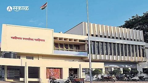 Kolhapur Political Clash : सत्ताधारी राष्ट्रवादी नगरसेवकांतच घमासान; सभापतींनी कागद भिरकावले, लिंगायत दफनभूमी निधी, शौचालय दुरुस्तीवरून हमरीतुमरी