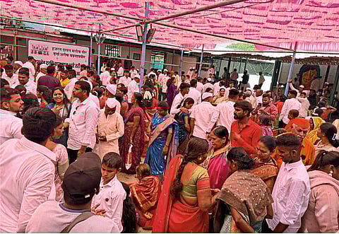 पीरसाहेबांच्या दर्शनाला हिंदू-मुस्लिम बांधवांची गर्दी