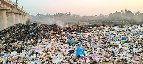 नीरा येथे कचरा डेपोचा धूर ठरतोय घातक