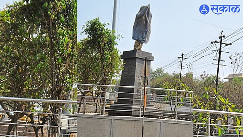 After Beautification, Yashwantrao Chavan Statue Remains Covered on His Birth Anniversary in Solapur