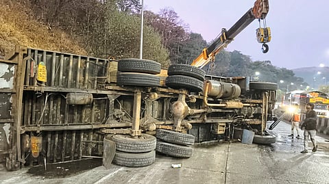 मुंबई-पुणे द्रुतगती मार्गावर
मासे वाहतुकीचा ट्रक पलटी