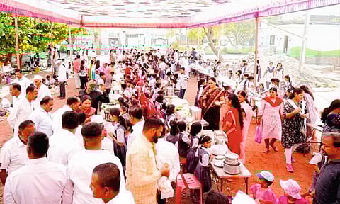 मलठण येथील विद्यार्थ्यांनी
अनुभवला आठवडा बाजार