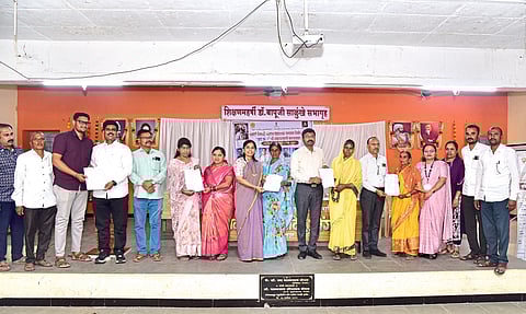 विंग. कोळे मंडलातील लाभार्थ्यांना विविध दाखल्यांचे मोफत वाटप प्रांत अधिकारी अतुल मैत्री