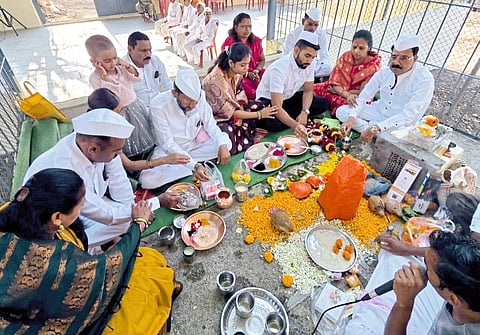 वेताळेश्र्वर महाराजांच्या उत्सवानिमित्त भाविकांची गर्दी