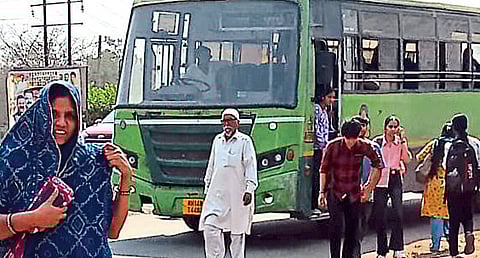 पडघा-कल्याण बस सेवा गावाबाहेर