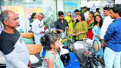 Festive Rush Boosts Pune Markets