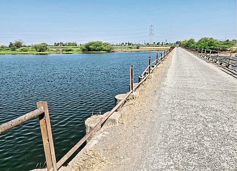 घोडनदीवरील बंधाऱ्याचे संरक्षक कठडे तुटले