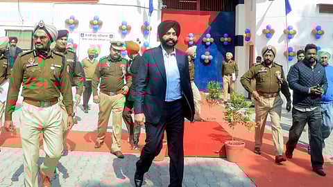 अधिकाऱ्यानं आयुष्य संपवलं, शेवटच्या व्हिडीओत मंत्र्याचं नाव घेतलं; मुख्यमंत्र्यांनी घेतला मंत्रिपदाचा राजीनामा