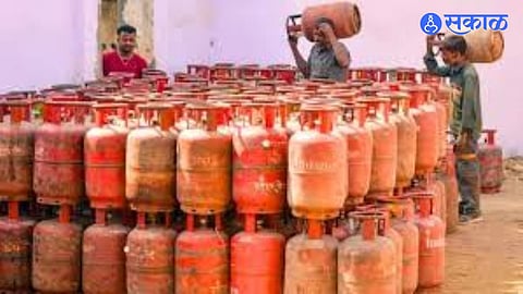 Long queues and rising concerns as LPG shortage leaves thousands waiting for cylinders in Ahilyanagar.
