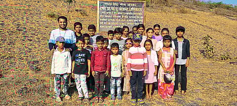 परिसर भेटीतून विद्यार्थ्यांनी घेतला पर्यावरणाचा प्रत्यक्ष अनुभव.