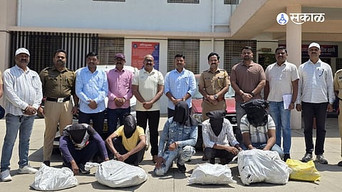 नारायणगाव (ता. जुन्नर ): अटक आरोपींसह पथकातील पोलीस अधिकारी व कर्मचारी.