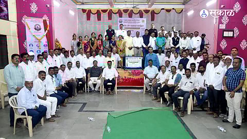 जुन्नर येथे प्राथमिक शिक्षक सहकारी पतसंस्थेच्या मोबाईल ॲप सुविधेच्या शुभारंभ प्रसंगी अमित बेनके, डॉ. गजेंद्र देशमुख, सचिन मुळे व मान्यवर.