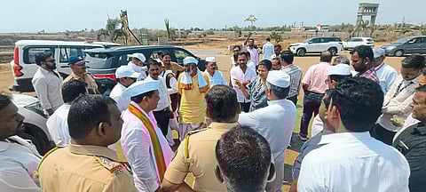 वाल्हे पालखीतळावरील त्रुटी दूर करण्याच्या सूचना