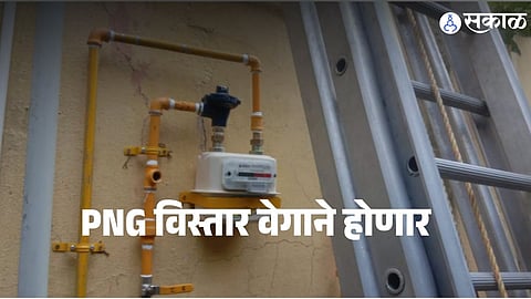 Workers installing underground gas pipelines in a residential area to expand PNG supply as part of India’s strategy to reduce LPG dependency and strengthen energy security.