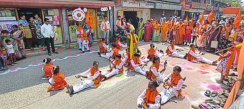 विद्यार्थी वर्गाचे "लेझीम नृत्य" ठरले लक्षवेधक.