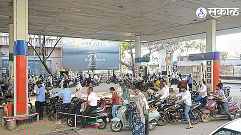 Fuel Rumours Trigger Rush at Petrol Pumps in Ahilyanagar; Citizens Asked Not to Panic
