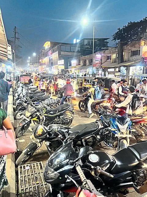 मुरबाड मुख्य बाजारपेठेत पार्किंगची दैना