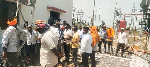 काळेवाडीतील उपकेंद्रावर शेतकऱ्यांचा मोर्चा