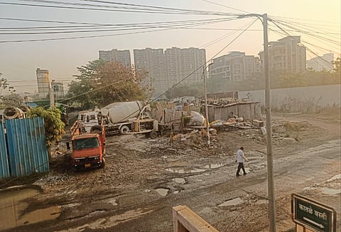 तब्बल दोन किलोमीटरपर्यंत खड्डेच खड्डे, धुळीनेही ‘धूळधाण’