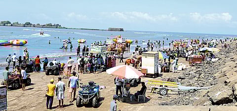 अलिबाग : रायगड जिल्ह्यात पर्यटक यायला सुरुवात