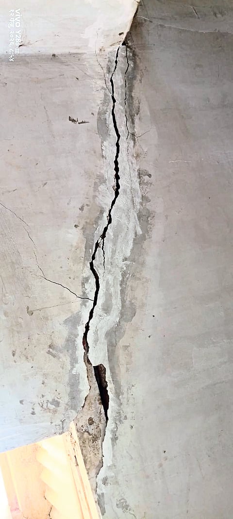 सुरुंग स्फोटांमुळे घराला तडे