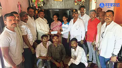 Tribute Beyond Words: Financial Aid Pours in for Martyr Uday Jadhav’s Kin