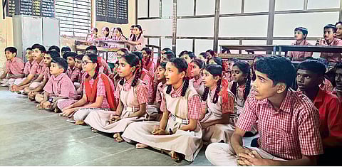 ग्रामीण भागातील शाळा संकटात