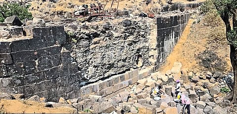 रायगडावरील तीन फुटका तलावांच्या संवर्धन कामाला गती