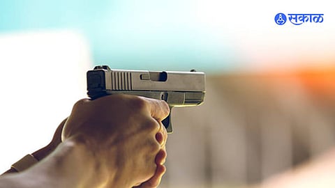 हवेत गोळीबार करुन त्याचा व्हिडीओ काढणं आलं अंगलट; माजी सैनिकासह दाम्पत्यावर गुन्हा दाखल