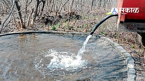 Latur News: वन्यजीवांची पाण्यासाठीची भटकंती आता थांबली; तालुक्यातील वनक्षेत्रांमधील कृत्रिम पाणवठ्यांमध्ये टँकरद्वारे सोडले पाणी