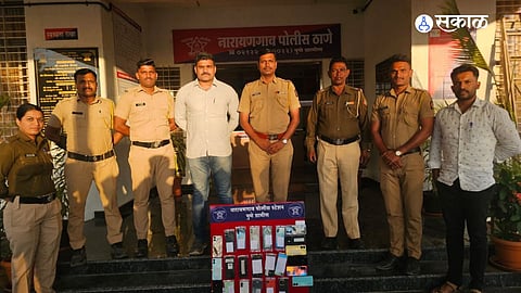 Return to Owners: Assistant Police Inspector Pravin Sampange Hands Over Recovered Mobiles to Grateful Citizens