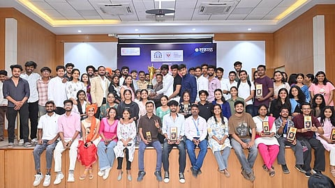 यिन कला महोत्सव विजेत्या आणि सहभागी विद्यार्थ्यांचा उत्साहपूर्ण क्षण