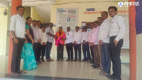 पाचोड : प्राचार्य डॉ. चंद्रसेन कोठावळे यांना महाराष्ट्र भूषण पुरस्कार मिळाल्याबद्दल विविध मान्यवरांच्या हस्ते अभिनंदन करण्यात आले.