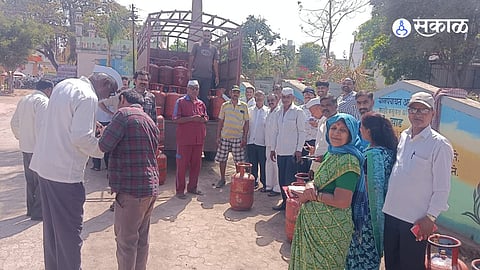 अवसरी खुर्द (ता. आंबेगाव): तब्बल सव्वा महिन्यानंतर गावात गॅस टाक्या वितरण सुरू