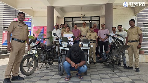 पुणे ग्रामीण पोलिसांची मोठी कारवाई! जुन्नर-आंबेगाव परिसरातून दुचाकी चोरणारा सराईत गुन्हेगार जेरबंद; ४ मोटारसायकल आणि मोबाईल जप्त