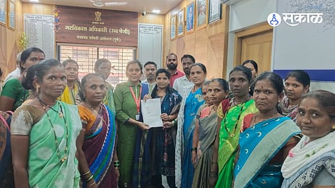 घोडेगाव (ता आंबेगाव ) येथील पंचायत समिती कार्यालयात निवेदन देताना किसान सभेचे कार्यकर्ते.