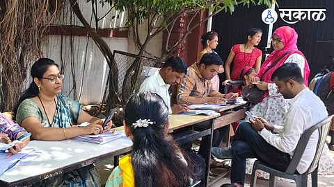 विमाननगर : मॅपिंग करताना केंद्रस्तरीय मतदार नोंदणी अधिकारी