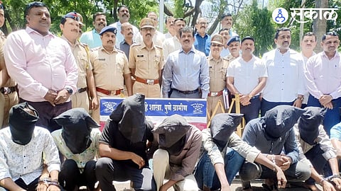 पुणे : ग्रामीण पोलीस अधीक्षक कार्यालयासमोर आंबेगाव, खेड व मावळ तालुक्यातील सराईत आरोपी गुन्हेगार व पोलीस अधिकारी.