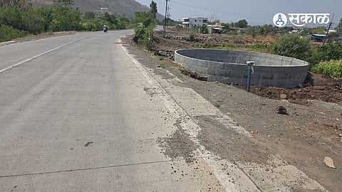 करंजविहिरे ( ता.खेड ) येथे खेंगलेवस्ती परिसरात मुख्य वर्दळीच्या रस्त्यालगत असणारी धोकादायक विहीर